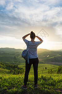 阿尔泰妇女山天空旅行爬坡旅游闲暇女孩远足日落女性风景图片