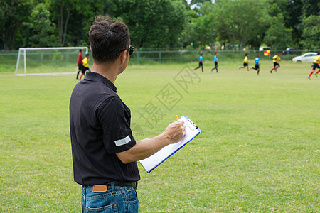 团队经理在足球或足球场之外训练他的船员图片
