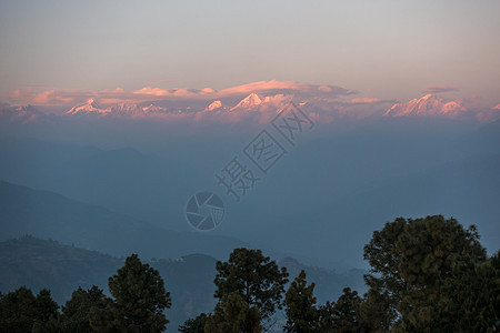 尼泊尔Nagarkot的日落喜马拉雅山图片