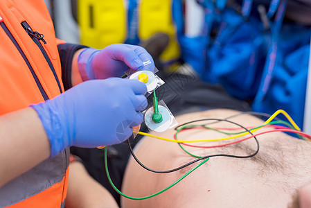 紧急医生手 在救护车的病人胸腔上加电极卫生心律失常技术药品测试有氧运动心电图考试乐器诊所图片