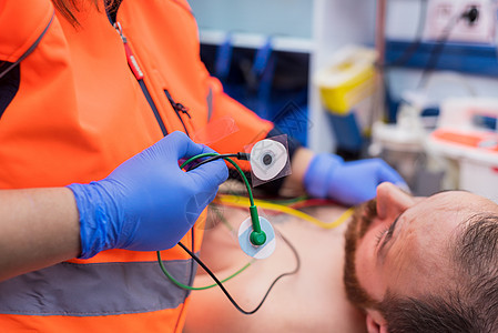 紧急医生手 在救护车的病人胸腔上加电极男性监视器情况诊所脉冲护士健康保健卫生有氧运动图片