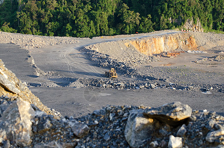 挖掘石灰岩的露天矿坑矿物质机械环境挖掘机矿物力量工作金子地球矿石图片