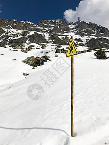 冬季阿尔卑斯山村庄森林天空娱乐小木屋风景高山建筑滑雪旅行图片