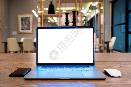 桌面上有空白白屏幕的手提电脑 办公室概念图片