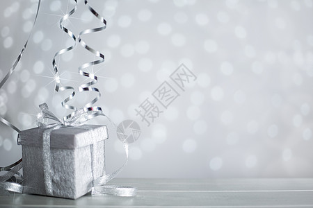 带丝带的银色圣诞礼物新年季节背景闪光展示装饰品流光庆典卷曲风格图片