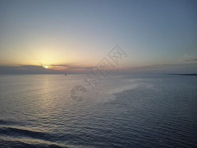 日落时在海中天空涟漪冲浪海洋太阳波浪地平线图片