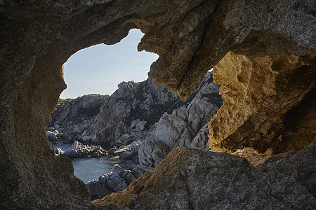 从山上的洞穴里出来过滤悬崖旅行旅游战略明信片岩尖日落花岗岩海景图片