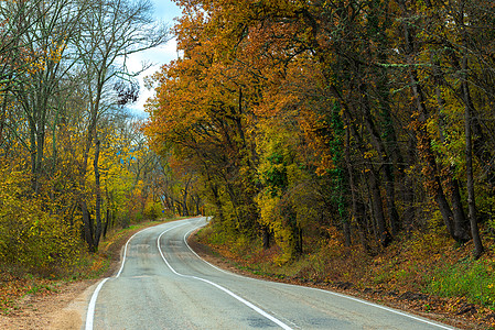秋天下午在山上绕行的汽车路图片