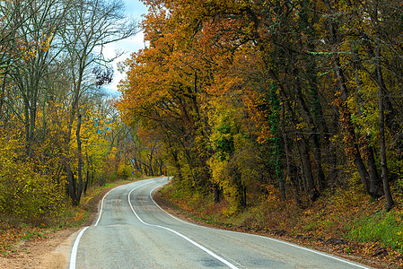 秋天下午在山上绕行的汽车路背景图片