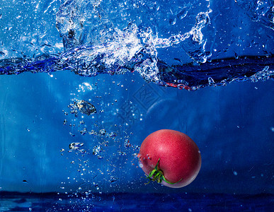 番茄掉入水中 喷着飞溅图片
