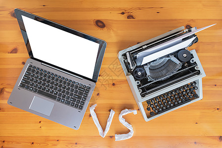 桌上的旧打字机与新笔记本电脑 科技进步理念工作桌子作家乡愁古董空白键盘商业机器桌面图片