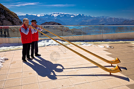 皮拉图斯山峰上传统的瑞士阿尔蓬球运动员高清图片