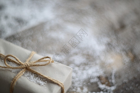 简单的圣诞礼物盒子礼物展示季节性木头假期乡村绳索风格白色图片