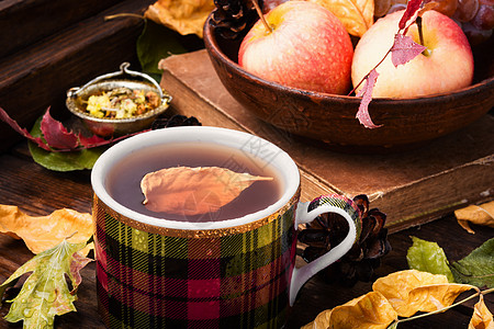 茶海茶杯加秋叶季节树叶落叶桌子杯子饮料明信片静物乡村水果背景