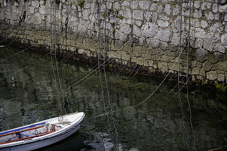 旧渔船木头天空反射湖岸小艇蓝色孤独绳索娱乐海景图片