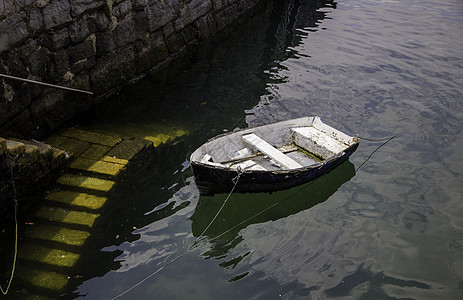 旧渔船海岸小艇海景蓝色绳索孤独反射木头镜子环境图片