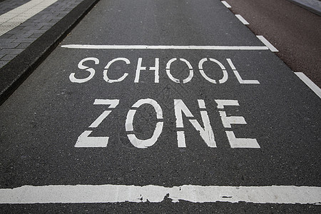 学校在沥青上的信号线条蓝色路标街道注意力金属车辆交通孩子们学生图片