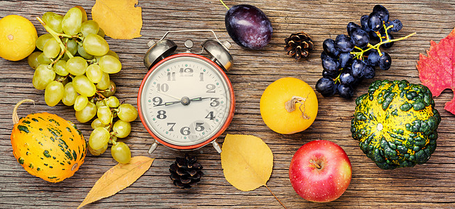美丽的秋季丰收和时钟小时水果时间收成壁球闹钟警报蔬菜食物乡村图片