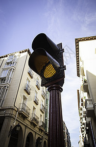 汽车的红灯运输天空城市速度建筑危险蓝色警告安全街道图片
