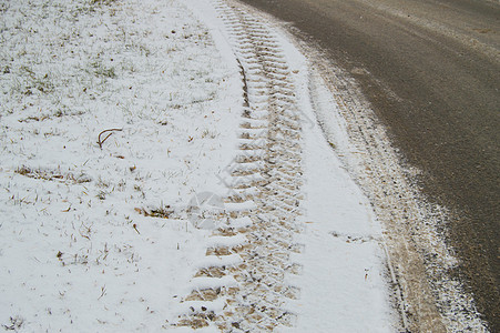 抽象冬季背景上从汽车轮胎 trea 的轨道的雪特写天气橡皮曲线暴风雪安全烙印土地后卫轮子宏观图片