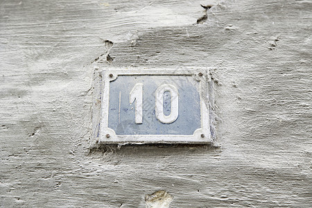 一栋房子墙上的十号蓝色插图螺丝速度街道沥青盘子刻字点缀砖块图片