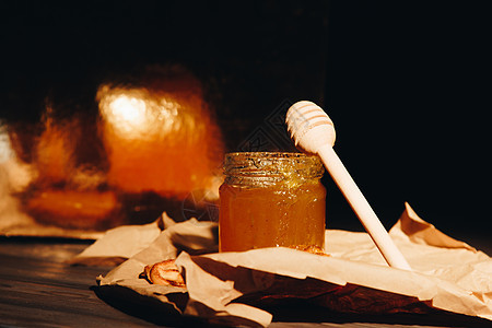 木制蜂蜜浸渍纸餐巾和木桌上水果的蜂蜜特写营养木头饮食甜点庆典早餐滴水液体产品小吃图片