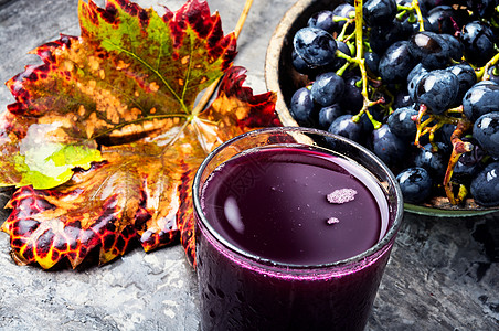 红葡萄汁在玻璃杯中落叶水果藤蔓栽培桌子饮食果汁口渴液体叶子图片