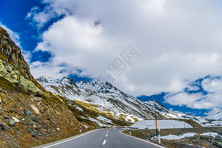 阿尔卑斯山 弗利拉帕斯 达沃斯 格劳布安德平滑度曲线卡车旅行降雪连锁店漂移冻结安全运输图片