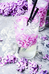 以薄冰和冰霜补充饮料花束果汁高脚杯酒吧草本植物饮食稻草紫色液体酒精性图片