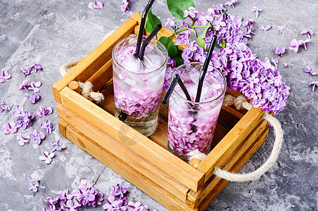 以薄冰和冰霜补充饮料饮食酒精性果汁排毒稻草紫色酒吧高脚杯液体草本植物图片