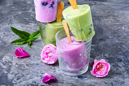 冰淇淋加鲜花味的冰霜桌子花朵饮食草本植物奶制品托盘叶子冻结薄荷锥体图片