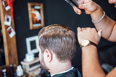 理发店的主人刮胡子 剪裁男人头发客户理发店铺发型刀刃顾客理发师胡须梳子图片