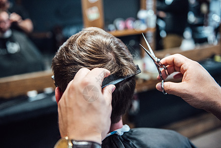 理发店的主人刮胡子 剪裁男人理发师顾客沙龙客户胡须白色治疗头发刀刃男性图片