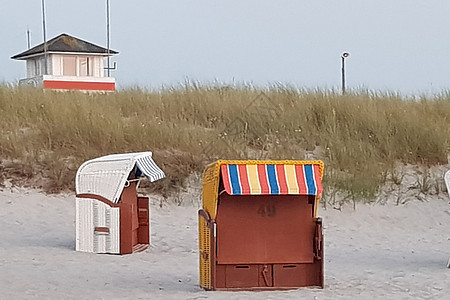 水上沙滩椅假期自然环境阳光太阳海岸旗帜海滩场景海浪盐水图片
