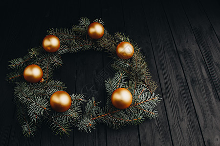 圣诞或新年玩具装饰金球和毛皮树枝质朴的木质背景顶视图复制空间玩具糖果桌子礼物假期乡村卡片松树木头庆典图片