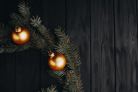 圣诞或新年玩具装饰金球和毛皮树枝质朴的木质背景顶视图复制空间装饰庆典边界古董风格房子闪光假期玩具卡片图片
