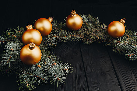 圣诞或新年玩具装饰金球和毛皮树枝质朴的木质背景顶视图复制空间木头桌子风格传统假期松树乡村金子问候语卡片图片
