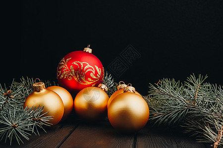 圣诞或新年玩具装饰金球和毛皮树枝质朴的木质背景顶视图复制空间木头玩具问候语框架礼物卡片房子木板糖果庆典图片