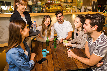 和女服务员聊天咖啡乐趣朋友们会议情侣女性挂出微笑酒吧友谊图片