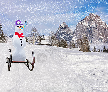 圣诞快乐 一个有趣的派对雪人滑雪 在雪天雪橇上滑雪山坡下游雪图片