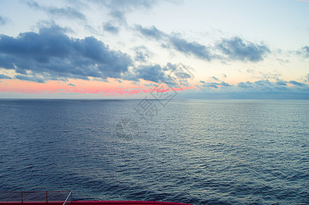 美丽的日落和银色的海路 天空中的蓝云 背景桌子海水海洋小路波浪太阳旅行游泳纹理海岸图片