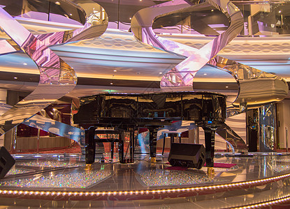 2018年10月8日 与大钢琴和地地板一起在内陆以游轮上用莱茵石点燃豪华的内皮 大钢琴和楼层建筑学海洋闲暇客厅水晶蓝色游客餐厅社图片