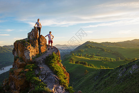 幸福的男女在山顶旅行天空地平线游客女士旅游活动成功假期远足图片