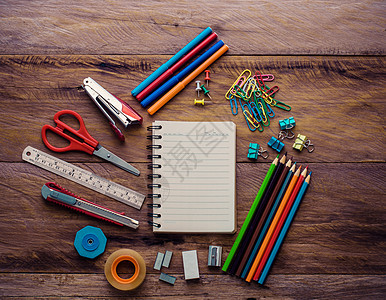 以木质背景概念为学校准备就绪的学校苏普里语教学班级笔记本配件学期艺术学习大学团体橡皮剪刀图片