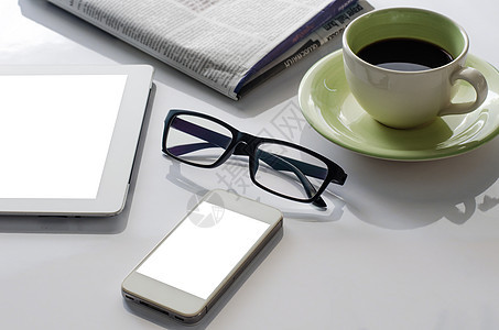 桌上的眼镜 有智能手机 报纸和咖啡杯图片