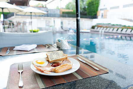 美味早餐由泰兰巴塔亚的游泳池安排水池杯子营养咖啡猪肉假期食物热带服务酒店图片