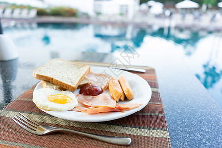 美味早餐由泰兰巴塔亚的游泳池安排水池蓝色假期咖啡奢华水果玻璃杯子茶点游泳图片