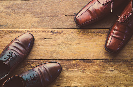 木制地板上的皮鞋木头鞋带地面婚礼男士魅力零售店铺商业季节图片