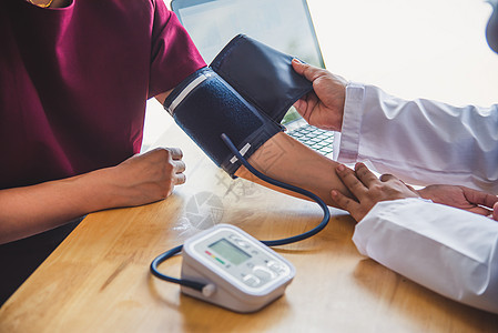 医生测量其病人的血压测血压医院药品女士办公室手臂有氧运动护士心脏病疾病诊断图片