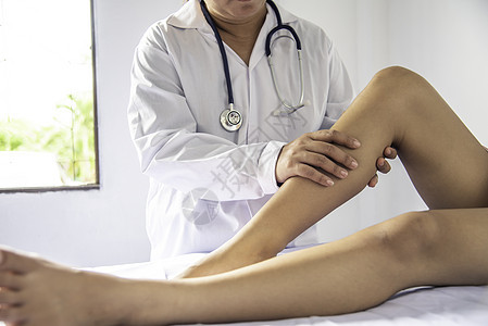 医生正在治疗腿部受伤的病人药品诊所医院男人医疗替代品膝盖骨科宽慰疼痛图片